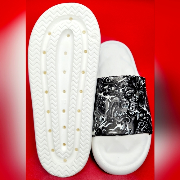 Beach Slides Professionally Customized With Evil Dice Sz 10 Men New - Picture 3 of 4